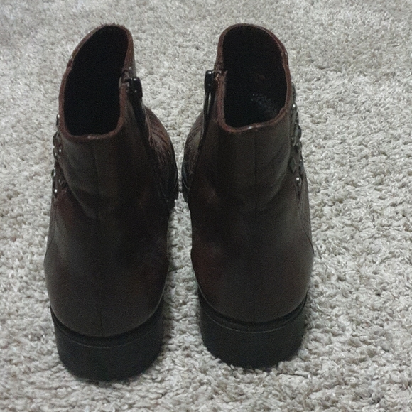 Boots - Picture 3 of 5